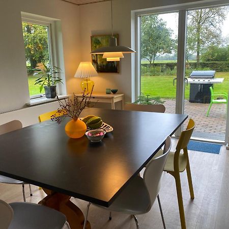 Skont Hus Pa Landet Taet Pa Billund Villa Give Kültér fotó