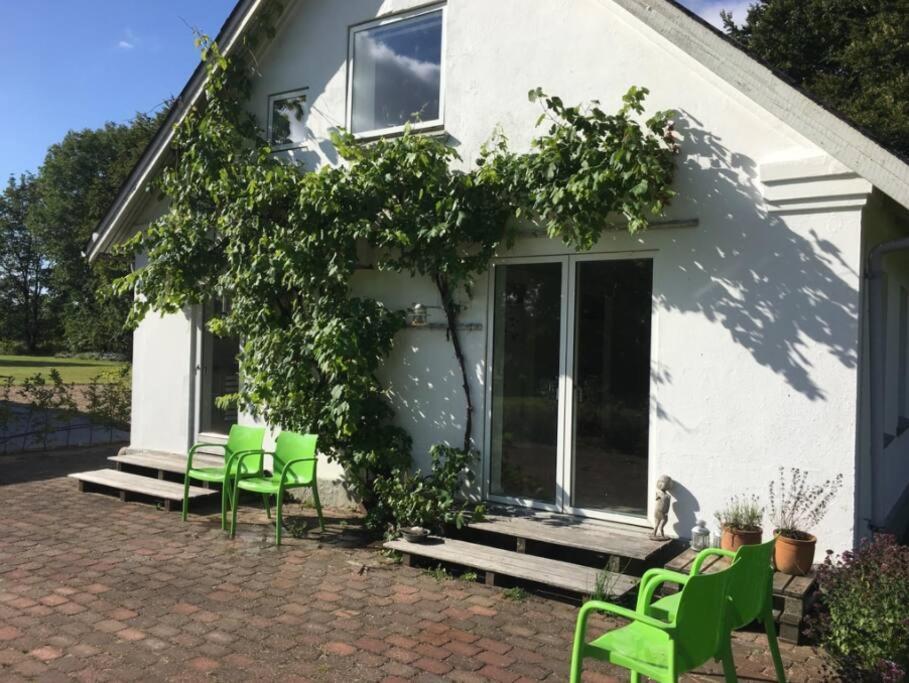 Skont Hus Pa Landet Taet Pa Billund Villa Give Kültér fotó
